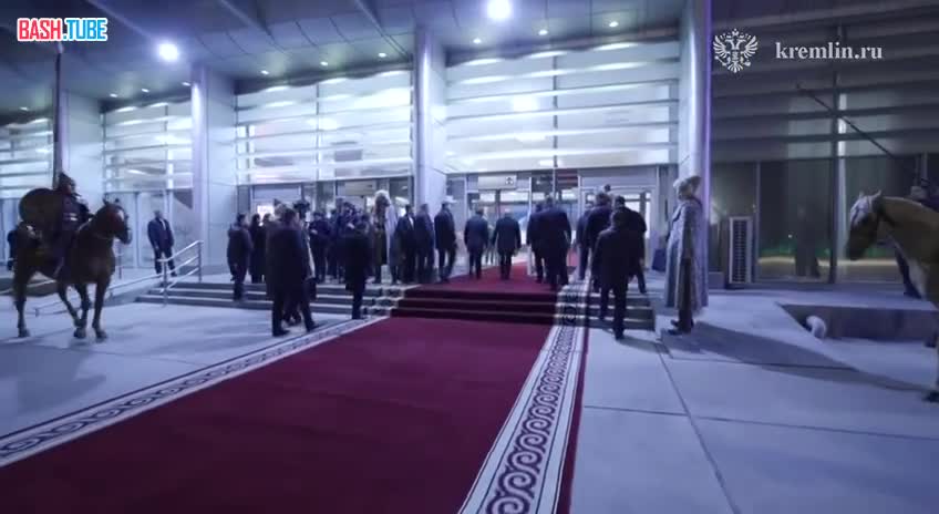 Путина в Киргизии встретили «Калинкой», беркутами и национальными танцами