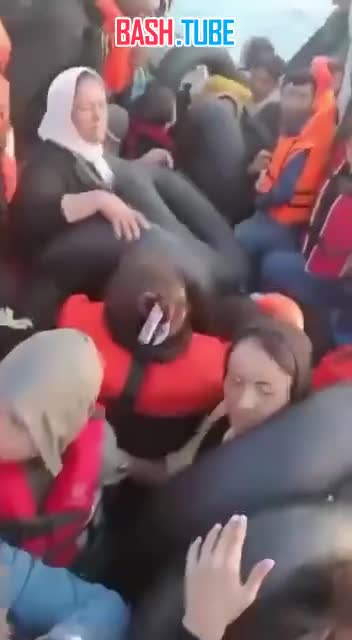  В Эгейском море греки протаранили лодку нелегальных мигрантов, направлявшихся в ЕС