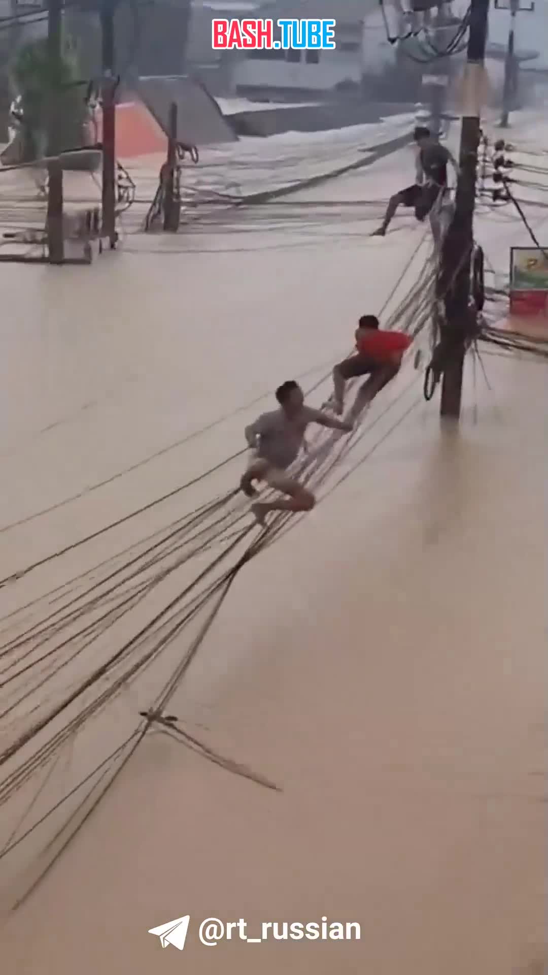  Тайцы вынуждены перемещаться по проводам как акробаты - в стране сильный потоп, местами уровень воды уже под 3 м