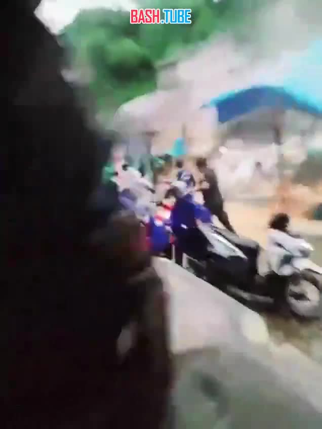  Момент схода оползня в одном из районов индонезийского города Сиболга, Северная Суматра, попал на камеру очевидца