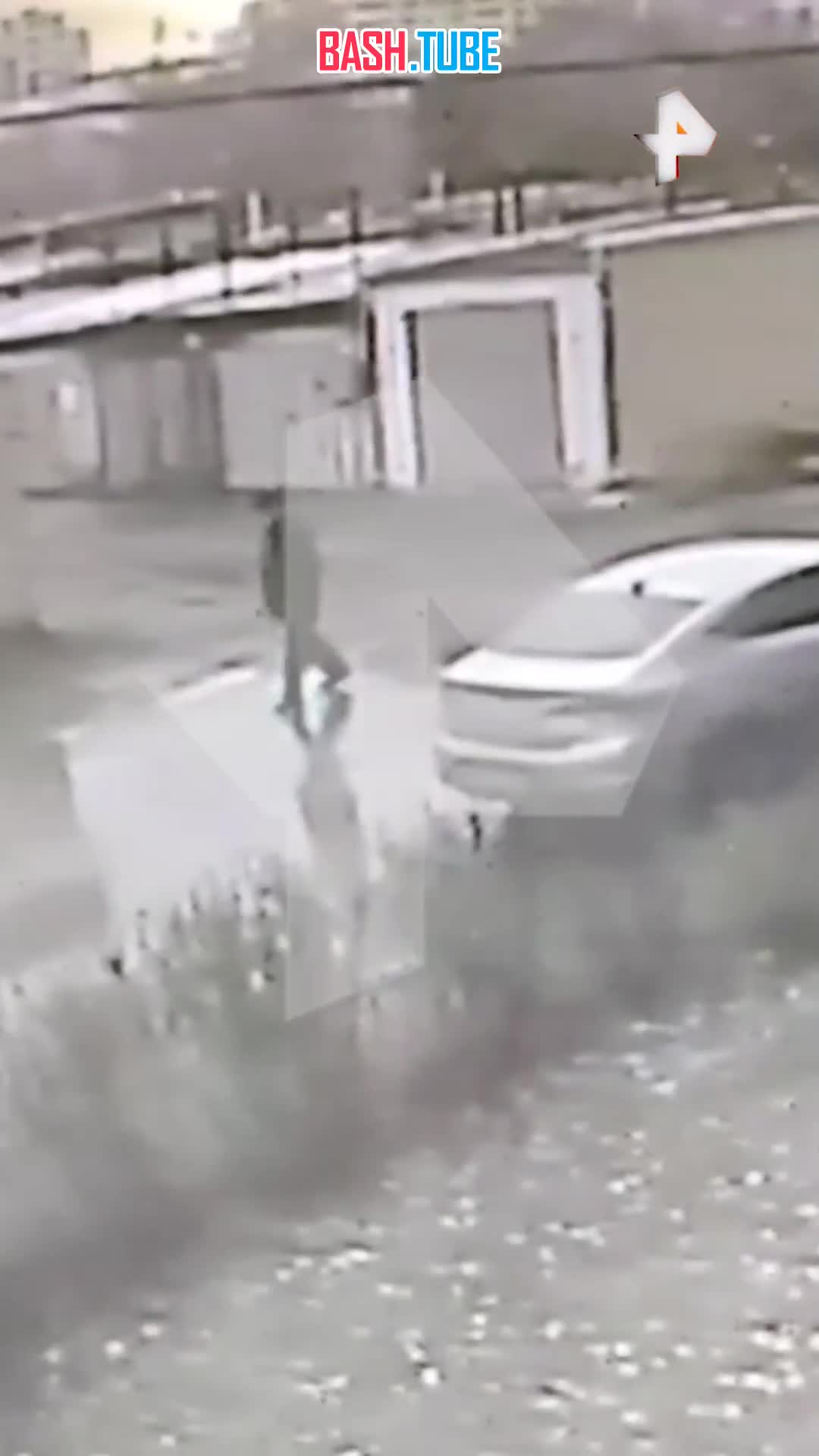  Житель Омска наступил в лужу и провалился в кипящую яму. Он получил более 60% ожогов тела