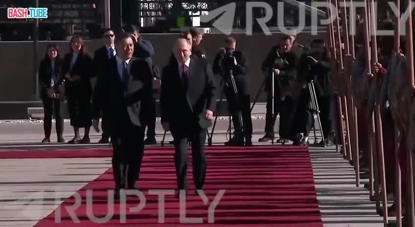  В резиденции президента Кыргызстана в Бишкеке проходит церемония официальной встречи Владимира Путина и Садырa Жапарова