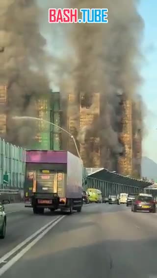  Мощный пожар уже несколько часов бушует в Гонконге