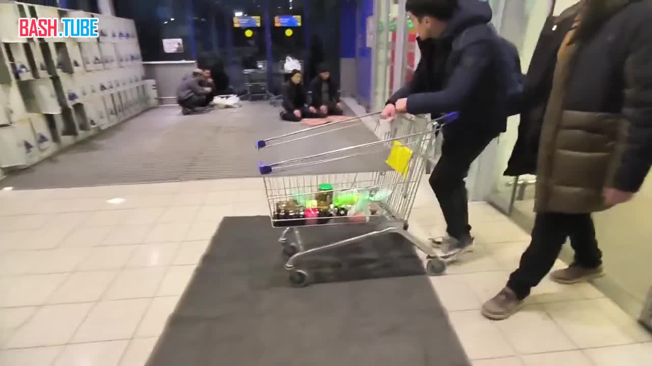  В Кемерово мигранты совершили намаз в супермаркете на глазах шокированных очевидцев