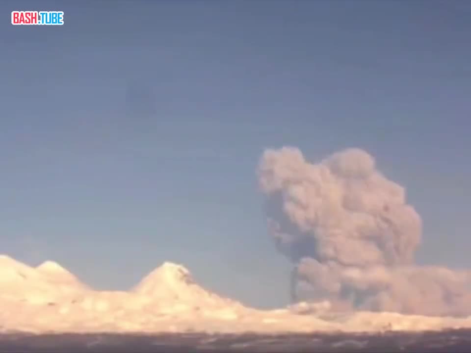  Вулкан Безымянный на Камчатке начал извергаться и выбросил пепел на высоту более 11 километров