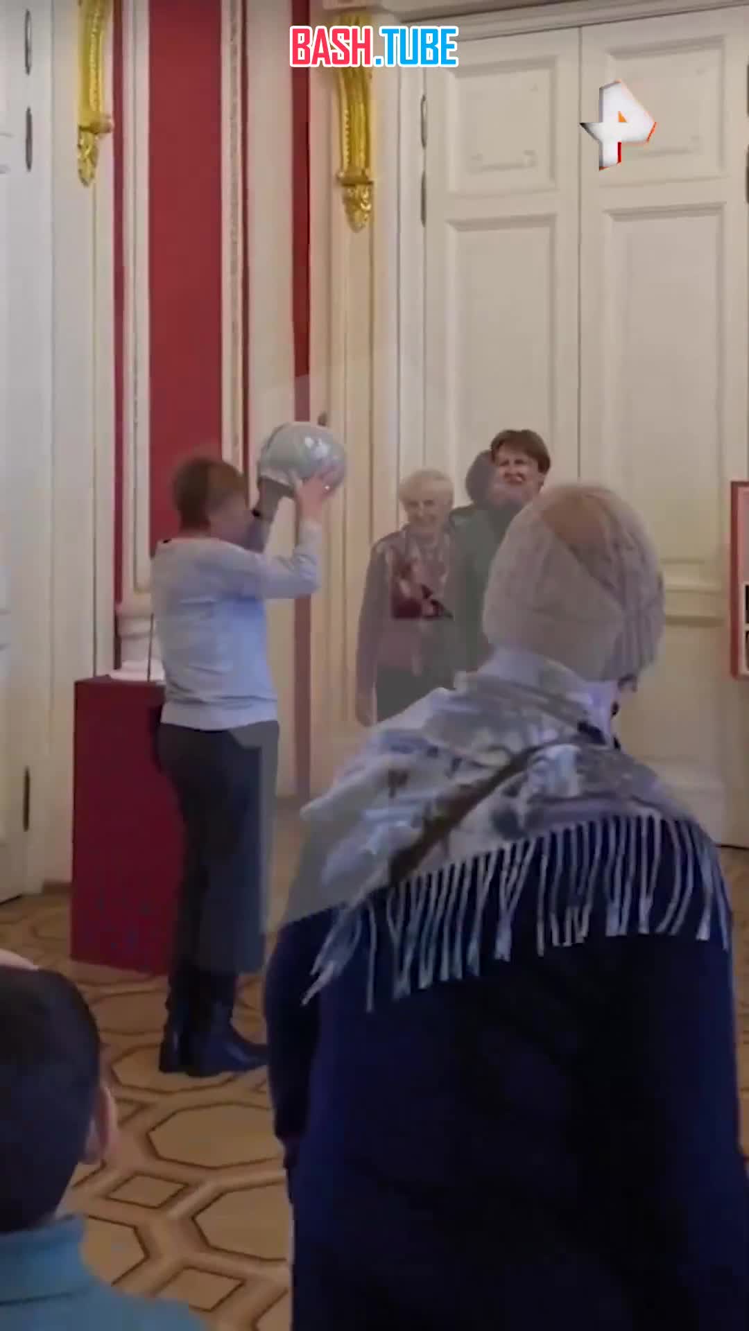  Три посетительницы Михайловского замка в Петербурге по очереди примерили императорскую корону