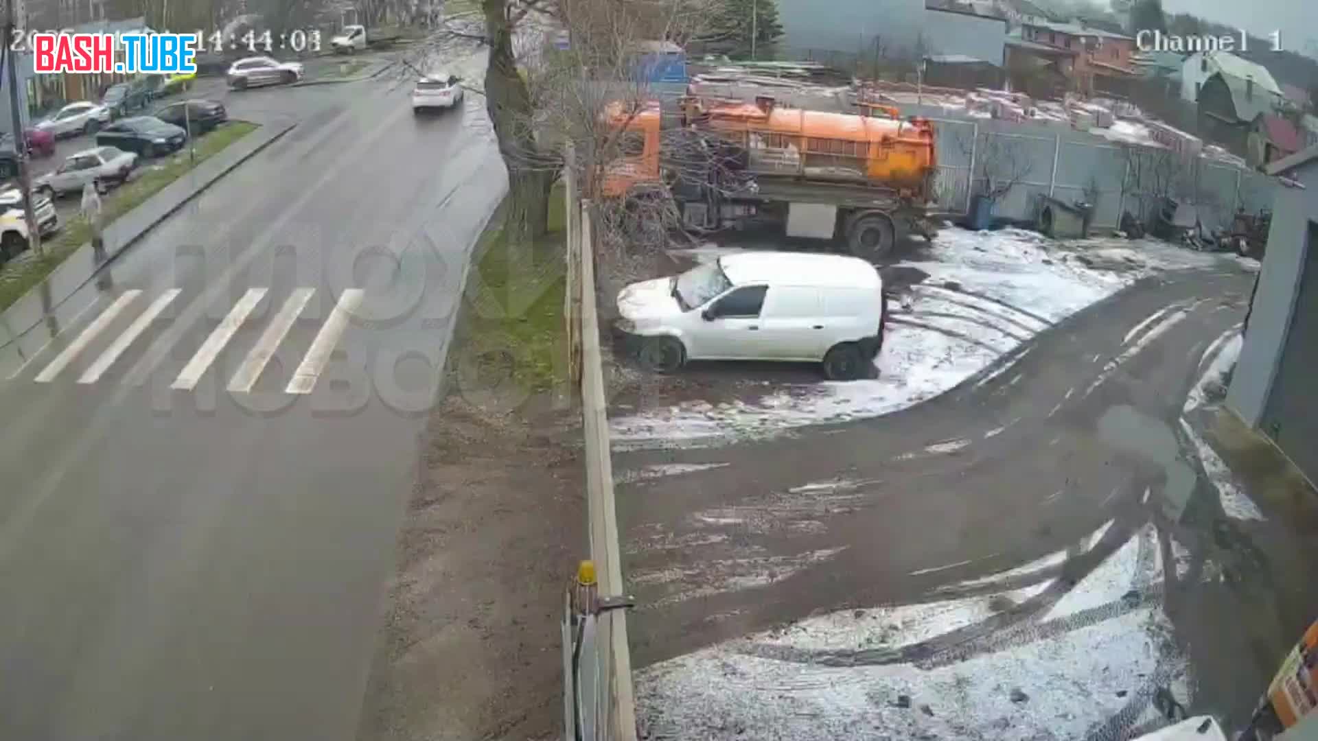  В Подмосковье водитель «Газели» так спешил проехать пешеходной переход, что не заметил женщину и перевернулся на дороге