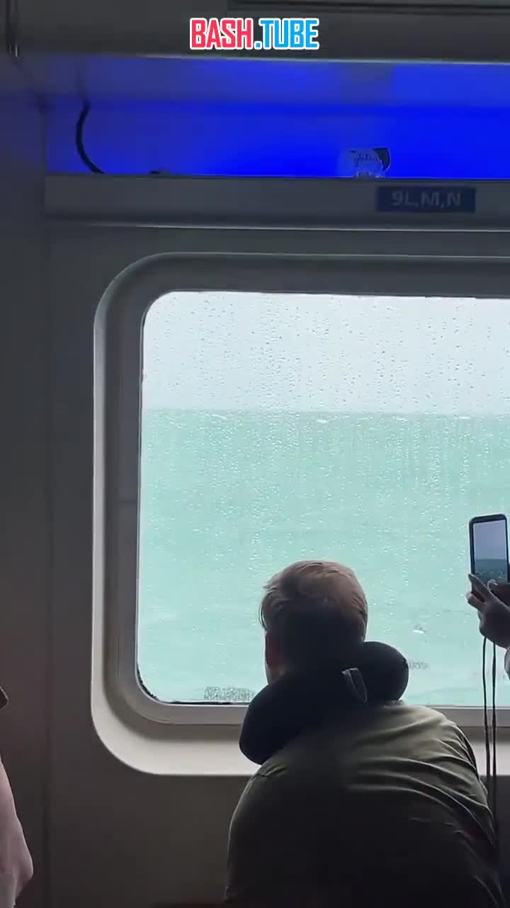  Паром между тайскими островами Ко Тао и Самуи столкнулся с большой волной -