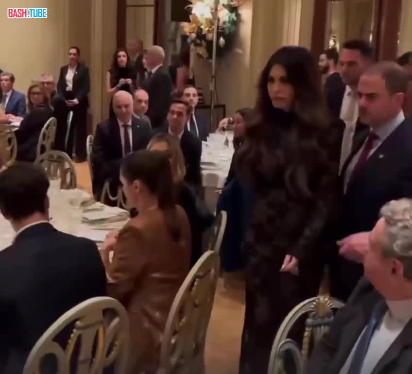  Бывшая невеста Трампа, посол США пришла на официальный прием в прозрачном платье