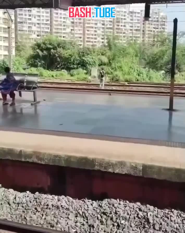  В Индии парень бросился под поезд и был насмерть сбит составом