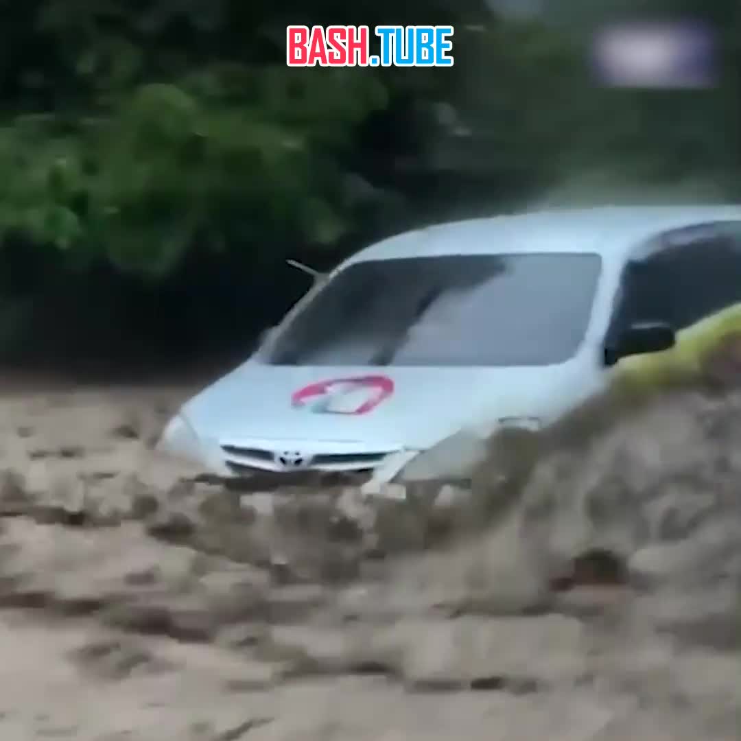  Как минимум 84 человека погибли во время серии наводнений на индонезийском острове Суматра