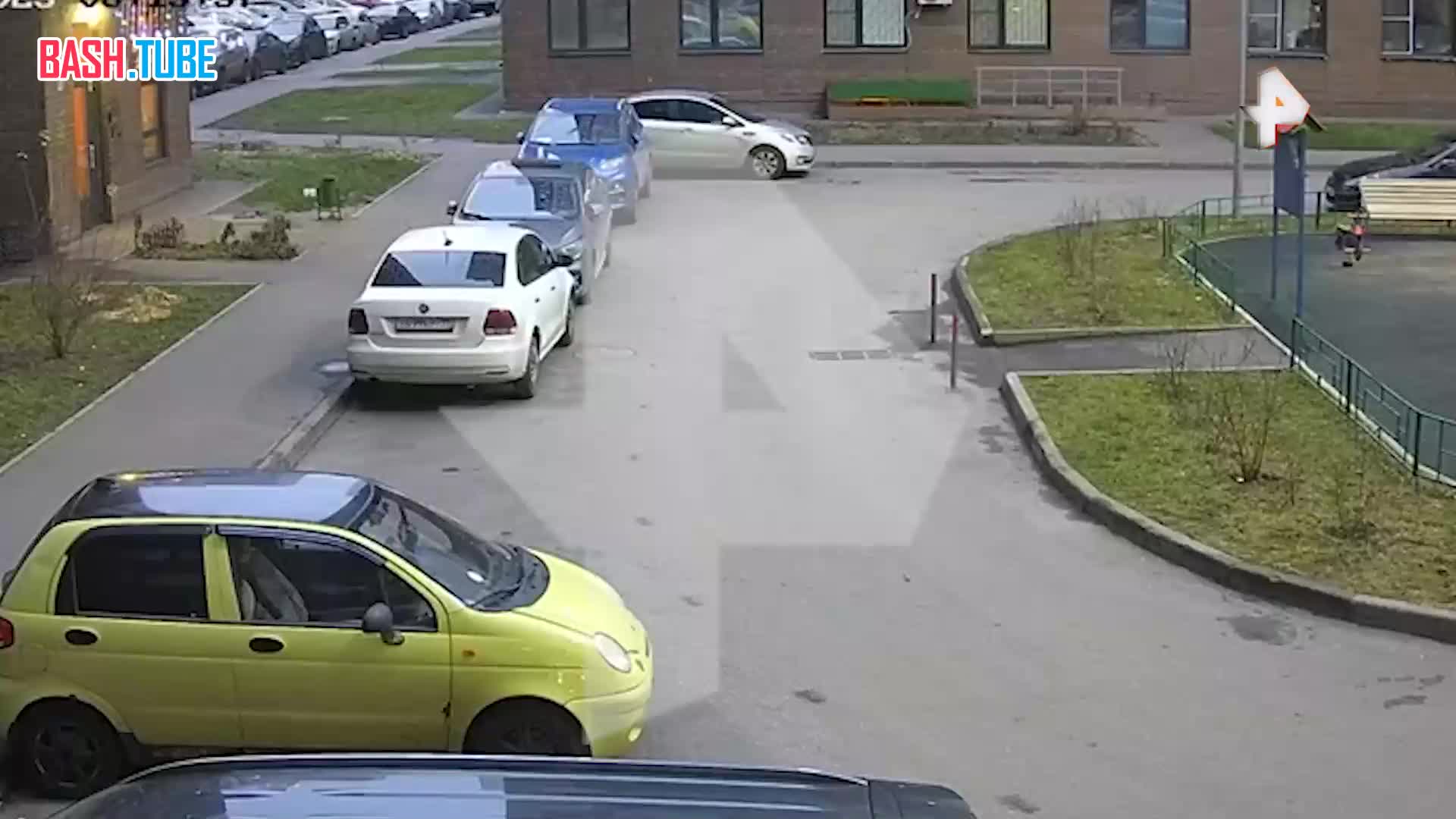  В Балашихе мужчина упал с высоты на припаркованную машину