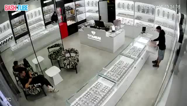  Видео предотвращения ночного ограбления ювелирного магазина в Израиле завирусилось в мировых соцсетях