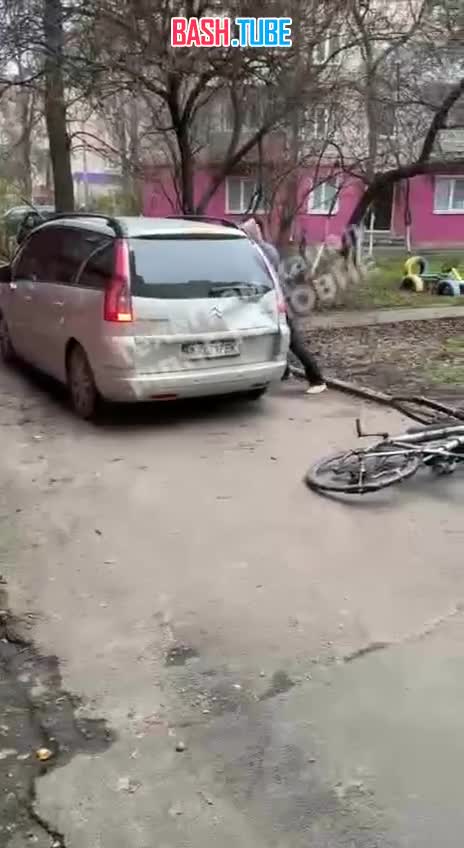  В Ровно отец вызволил сына из лап сотрудников ТЦК, разбив им служебную машину голыми руками