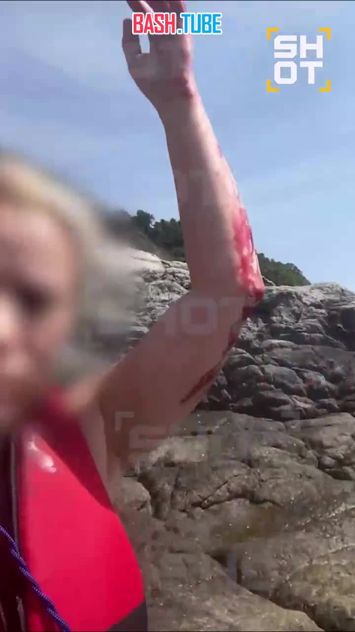  Россиянка едва не погибла, ударившись об скалы во время заплыва на каяке в Таиланде, - женщину накрыло сильной волной