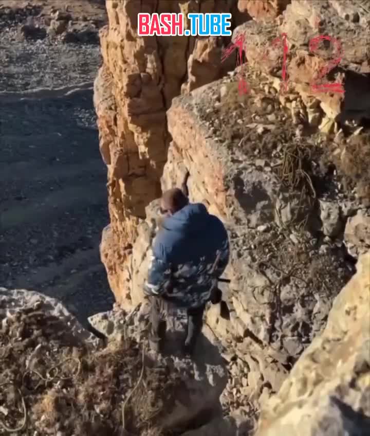  Забавная реакция девушки на падение в пропасть ее парня - скалолаза