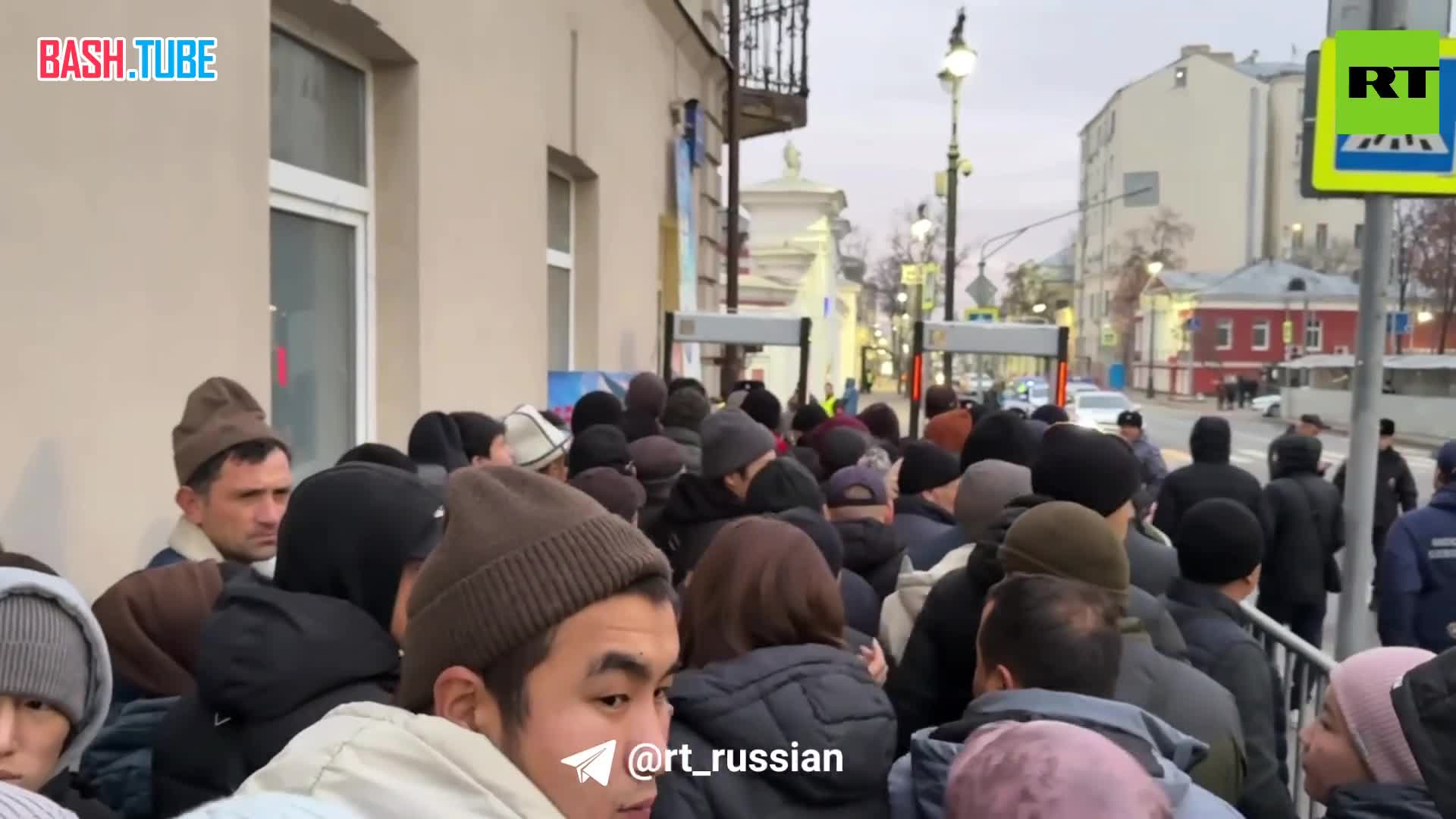  С утра у посольства Киргизии в Москве собрались большие очереди желающих проголосовать на выборах в парламент