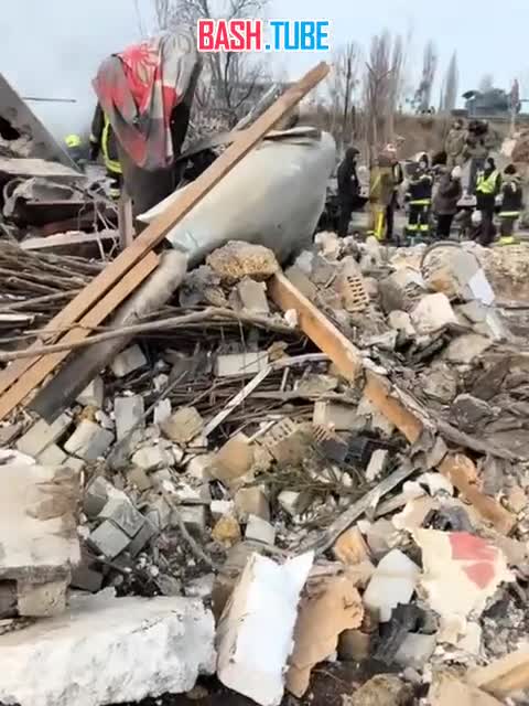  На украинском видео «с российского удара по гражданскому объекту» в Киеве забыли замазать бронетехнику в районе места удара