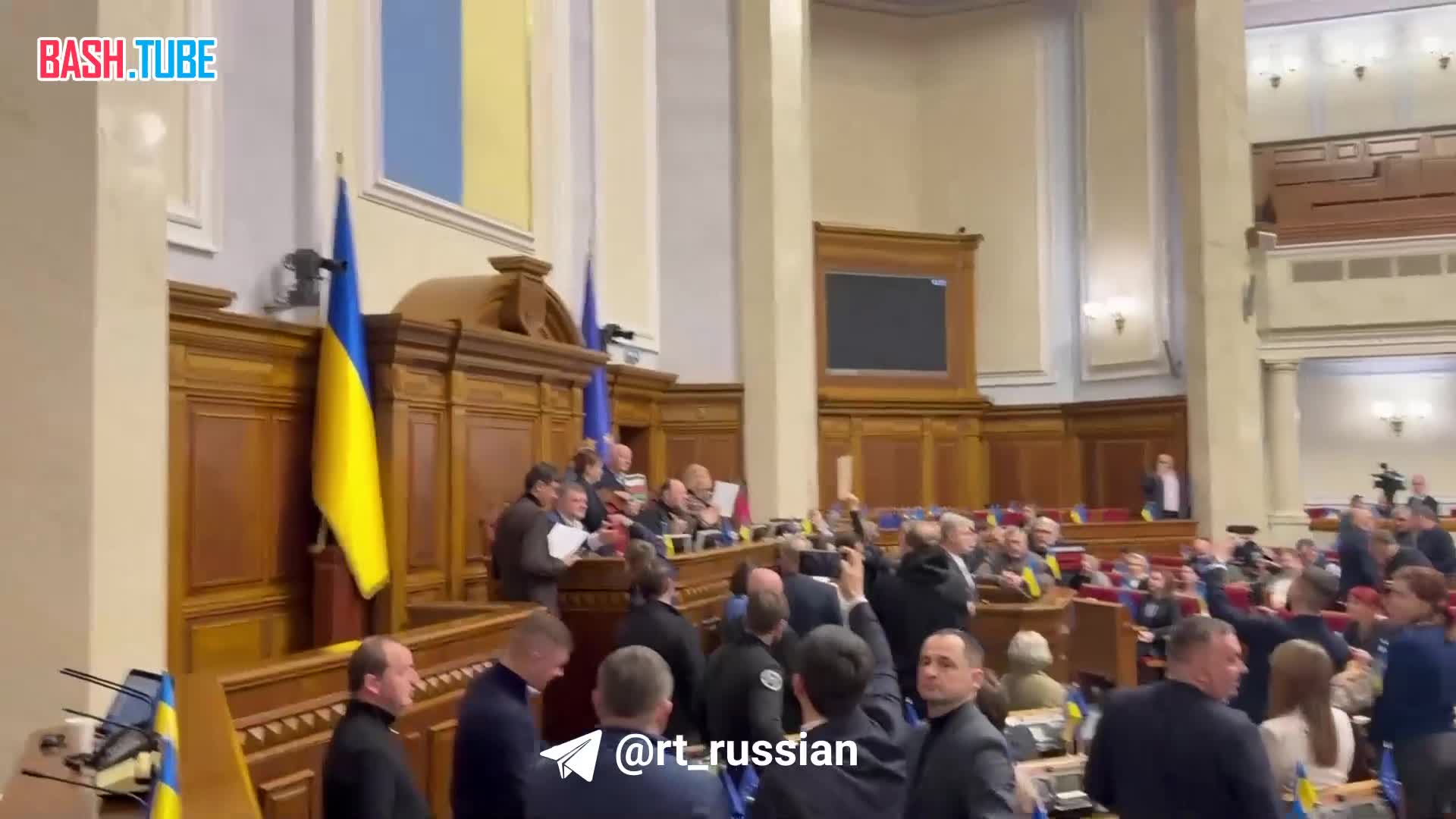  Партия Порошенко в очередной раз заблокировала трибуну Верховной рады