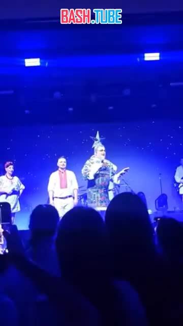  Верка Сердючка на концерте, сняв звезду с головы, загадала желание на следующий год: чтобы «закончилась эта е*анная война»