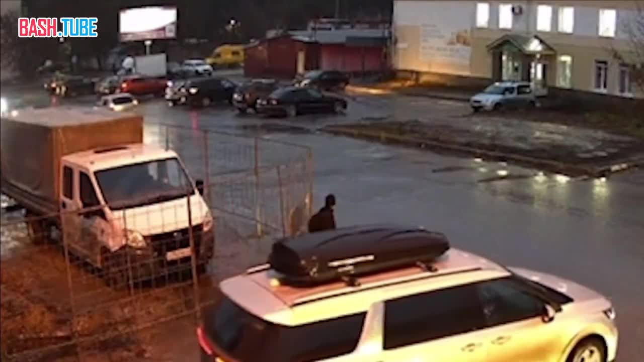  11-летний мальчик перебегал дорогу, и его дважды переехали автомобили, за рулём которых были женщины