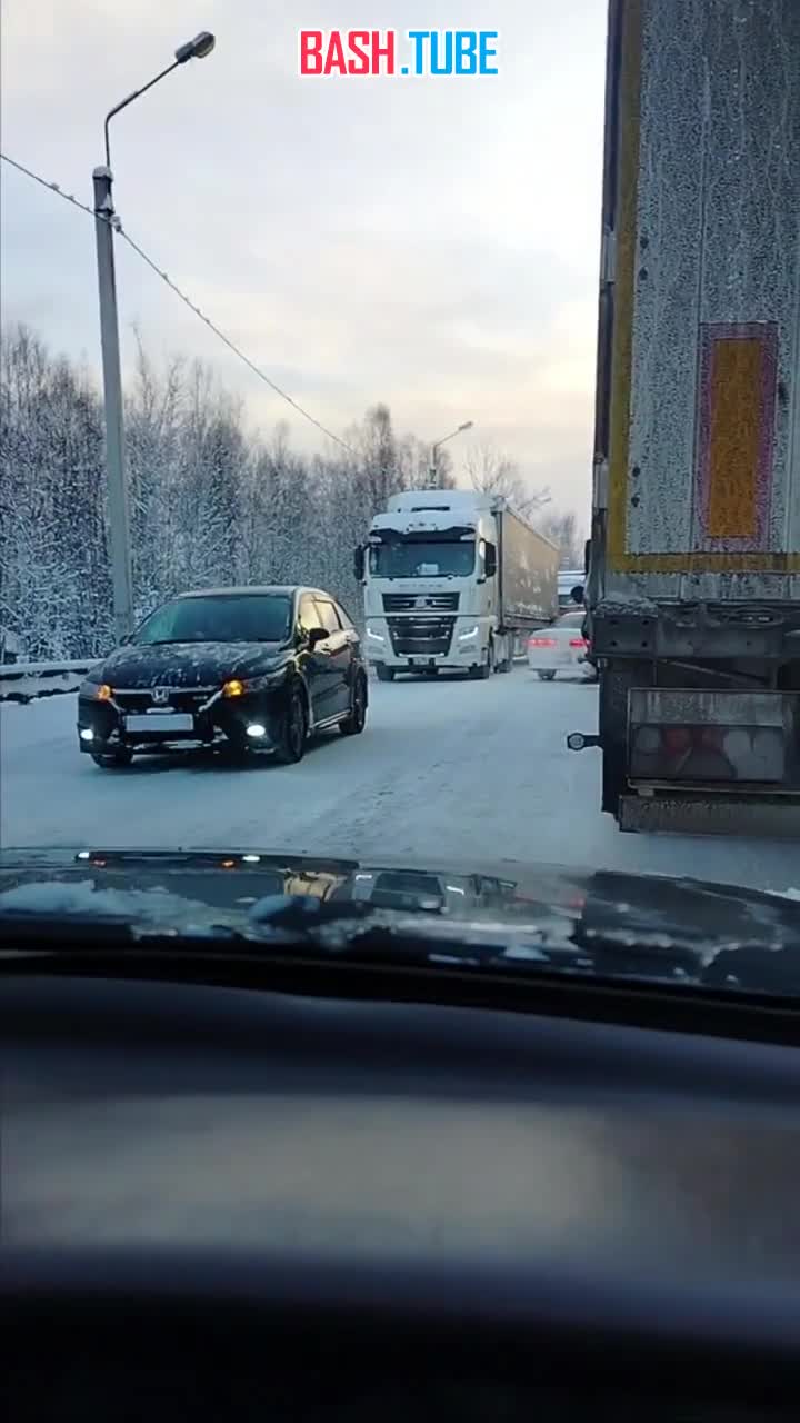  На Байкале третьи сутки стоит мегапробка длиной 100 км: в заторе тысячи машин, - СМИ