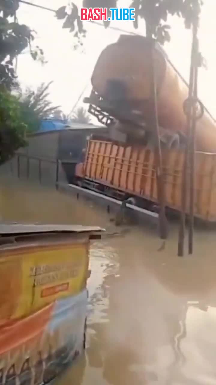  Обстановка на острове Суматра в Индонезии после снижения интенсивности наводнения на фоне ослабевающих дождей