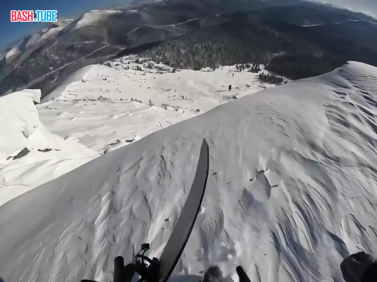  Сноубордиста затянуло в лавину в Красноярском крае: он чудом остался жив