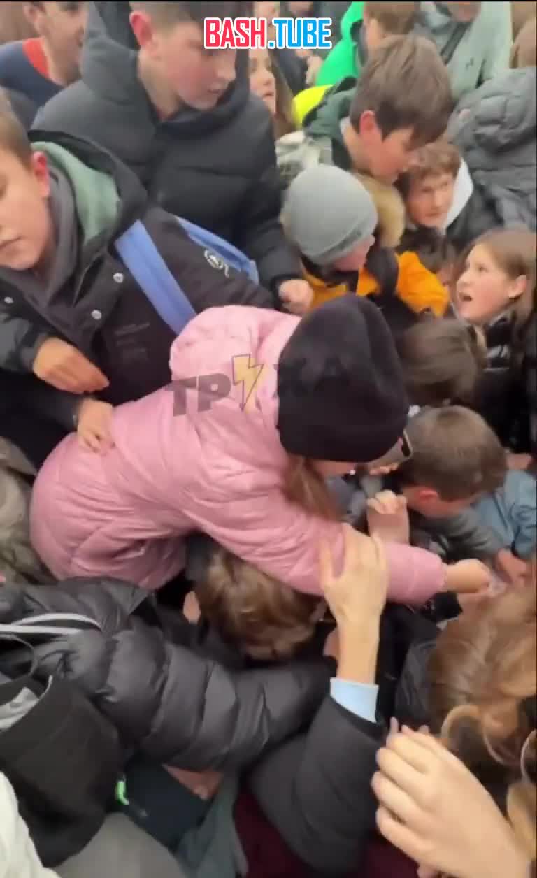  В Тернополе (Украина) зумеры покалечились в массовой давке из-за бесплатных бургеров: десятки пострадавших