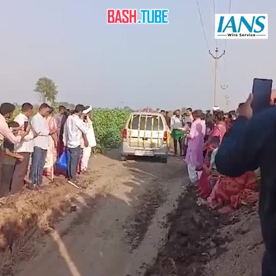  Семья из Индии провела церемонию погребения своей любимой машины