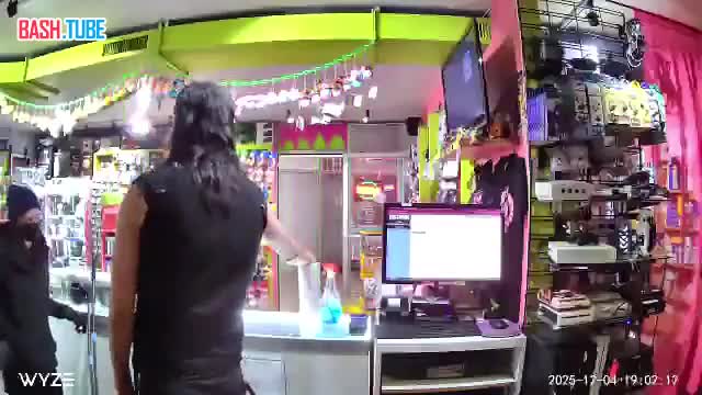  В США грабительница приставила нож к животу продавца магазина игрушек