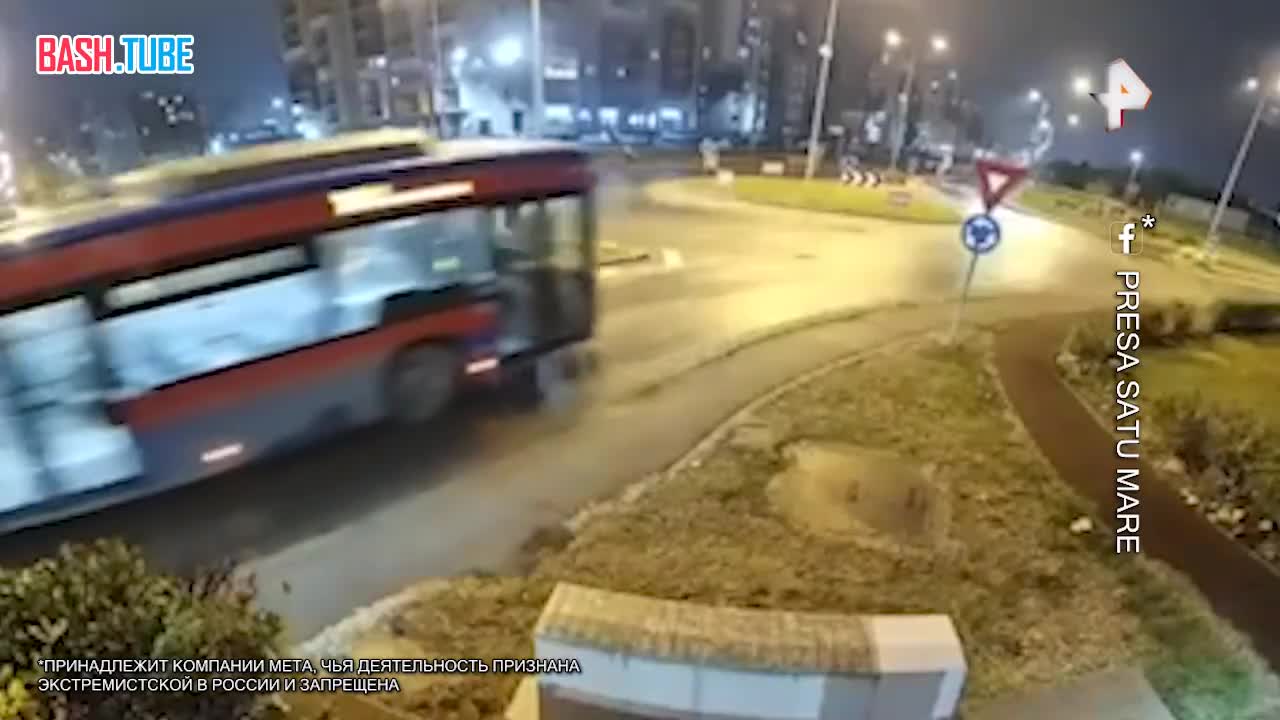  Не «Бэтмобиль», но летает: легковушка пролетела через две машины, эпично приземлившись на газон