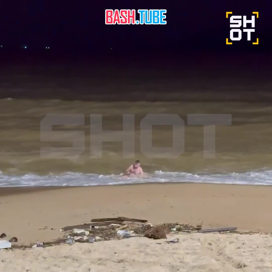  Обстановка во Вьетнаме во время наводнений: россиянину вызвали спасателей, но оказалось, что он просто наслаждался жизнью