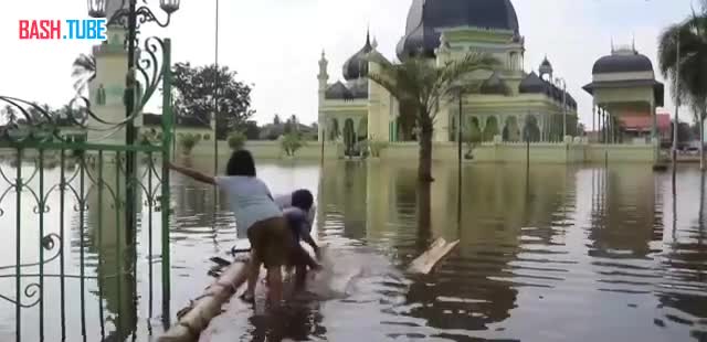  Не менее 908 человек стали жертвами наводнений в Индонезии