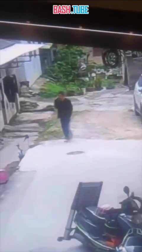  Самоубийца прыгнул на жителя Китая с большой высоты