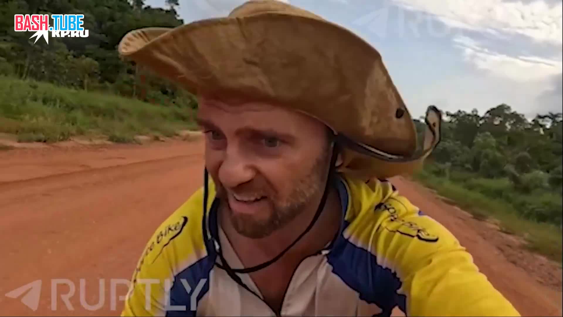  Белорусский велопутешественник Сергей Бузо в Бразилии неожиданно встретил ягуара на безлюдной дороге