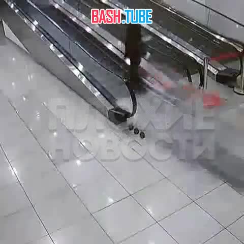  В челябинском супермаркете неуклюжий охранник не удержал тележки на эскалаторе, и они сбили с ног девушку