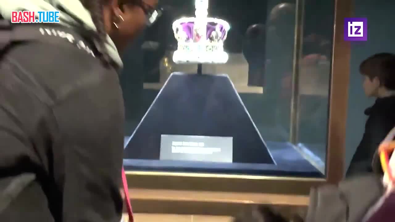  Активисты испачкали ингредиентами для торта витрину с короной Британской империи в лондонском Тауэре