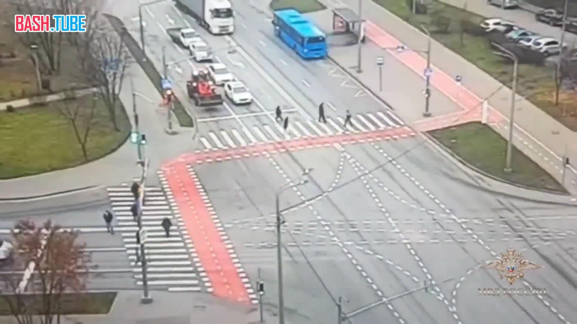  Гаишник успел забраться в кабину фуры и нажать на тормоз, предотвратив аварию