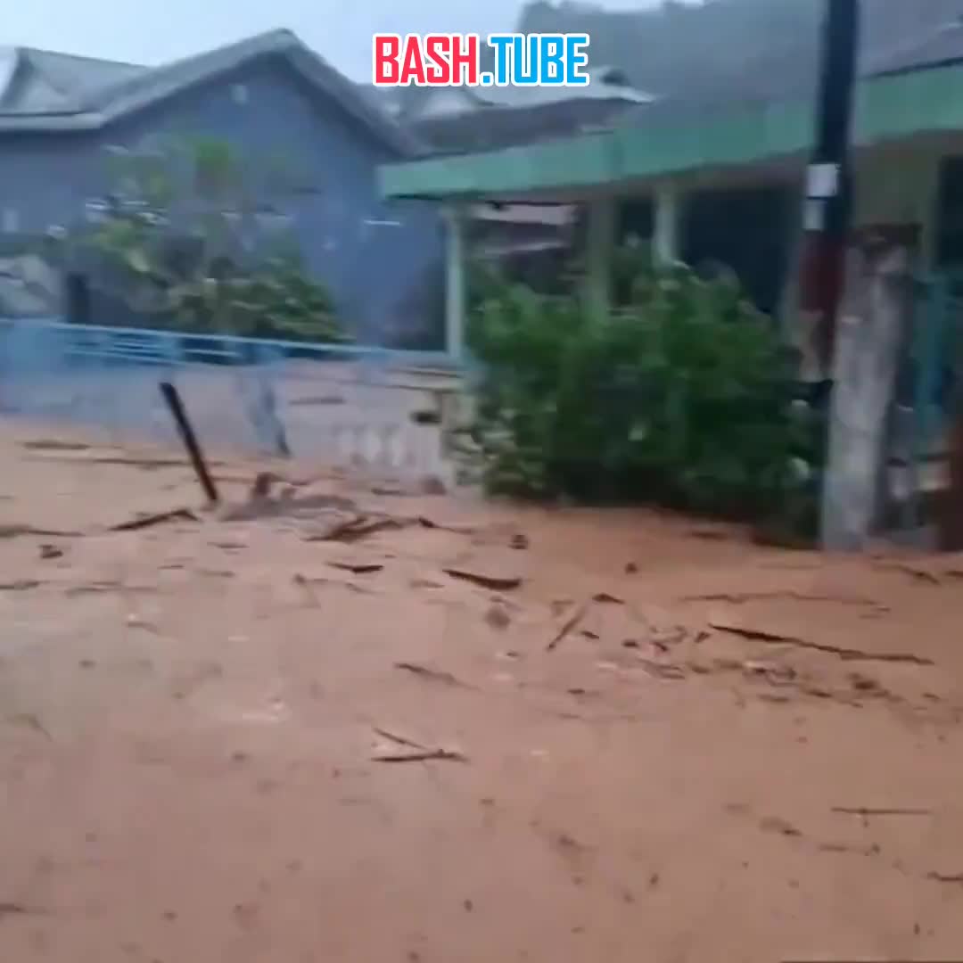  В Индонезии наводнение на Суматре усилилось - число погибших достигло 921 человека