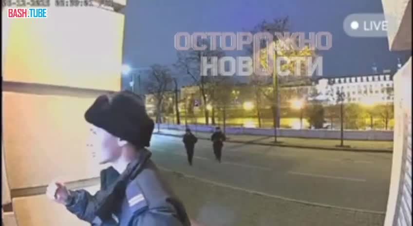  В Казани голый мужчина разгромил цветочный магазин и вынудил соседа выпрыгнуть из окна, - СМИ