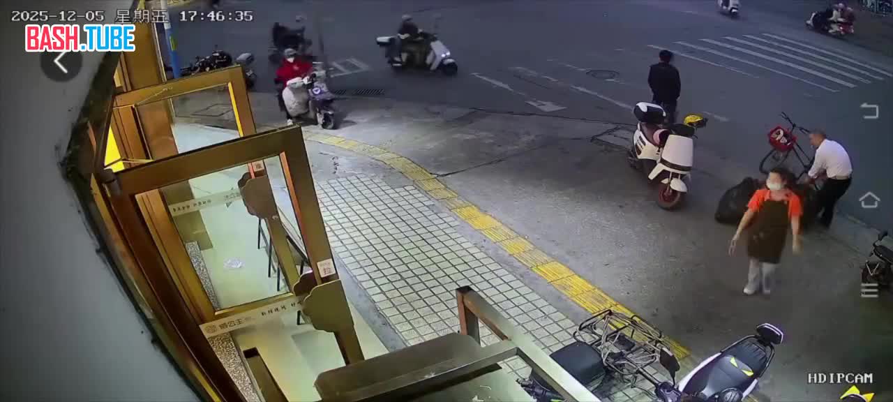  Пожилой китаец уснул за рулем и врезался в толпу на тротуаре