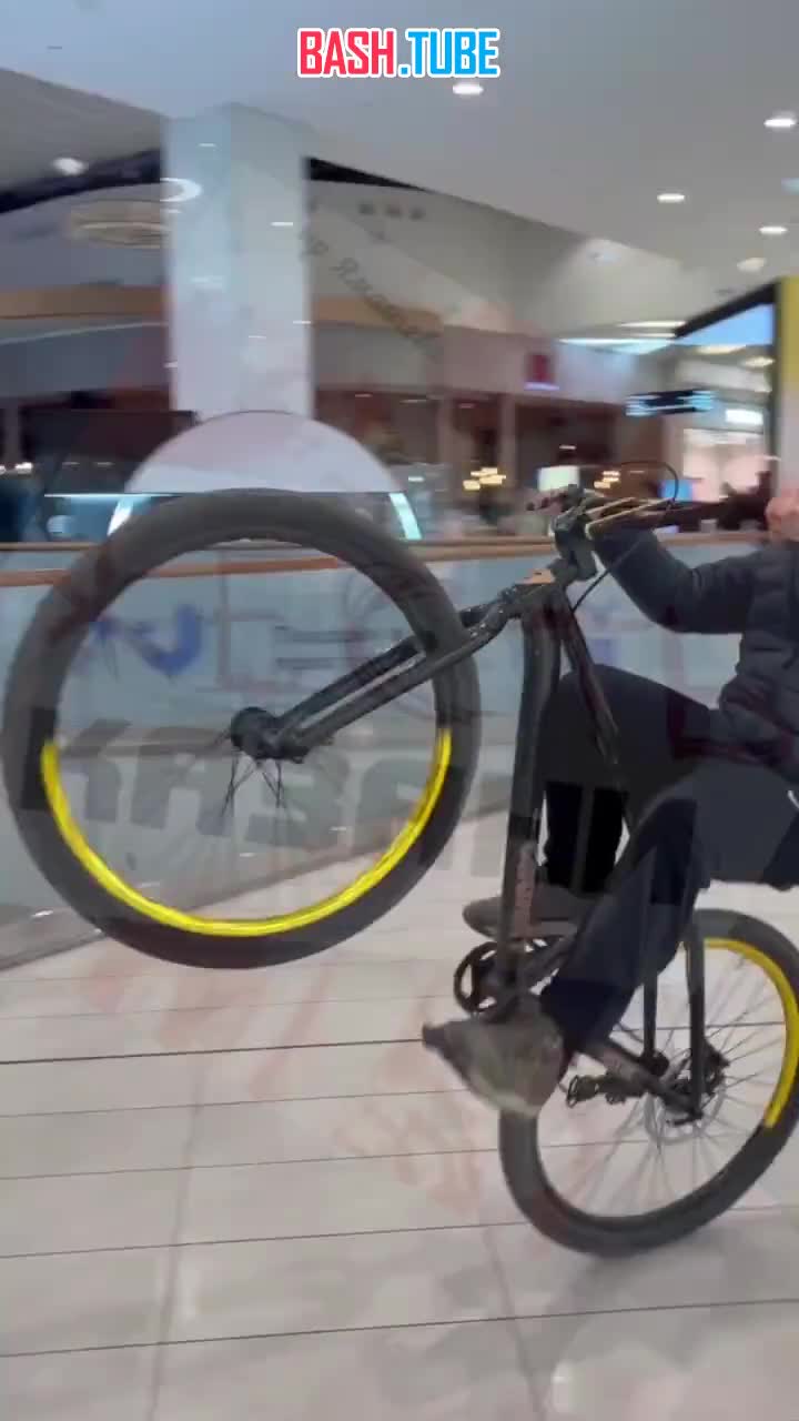  Экстремалы трюкачи распугали людей в торговике