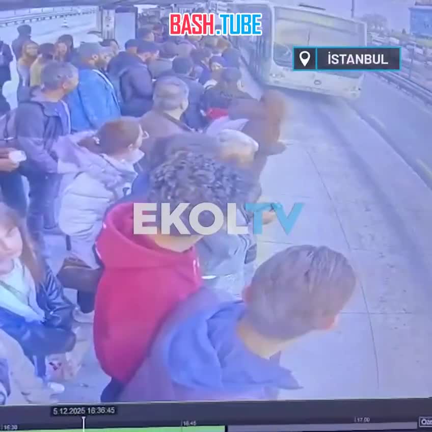  В Турции 14-летняя девушка на остановке потеряла сознание и упала на путь автобуса, получив серьезные травмы