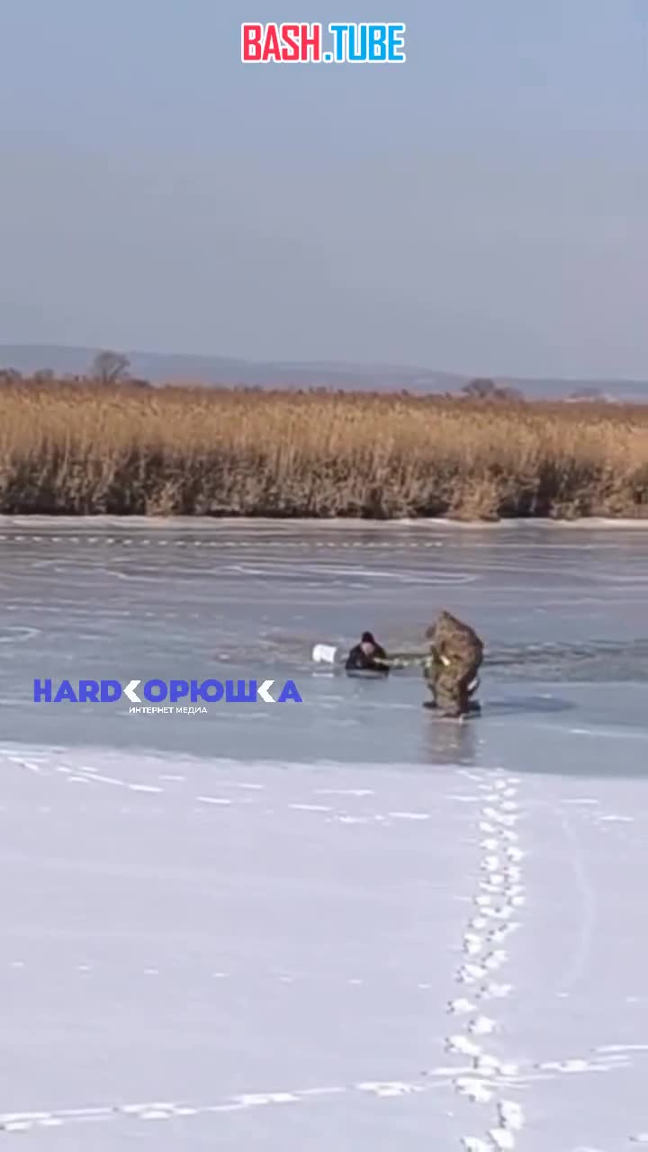  Любитель зимней рыбалки провалился под лед в Приморье