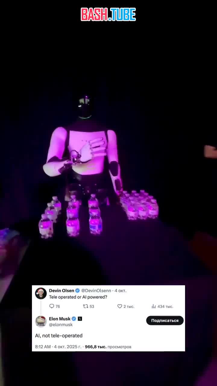  Во время вечеринки Tesla посетитель заснял момент, когда робот сделал движение руками возле головы, а затем рухнул на пол