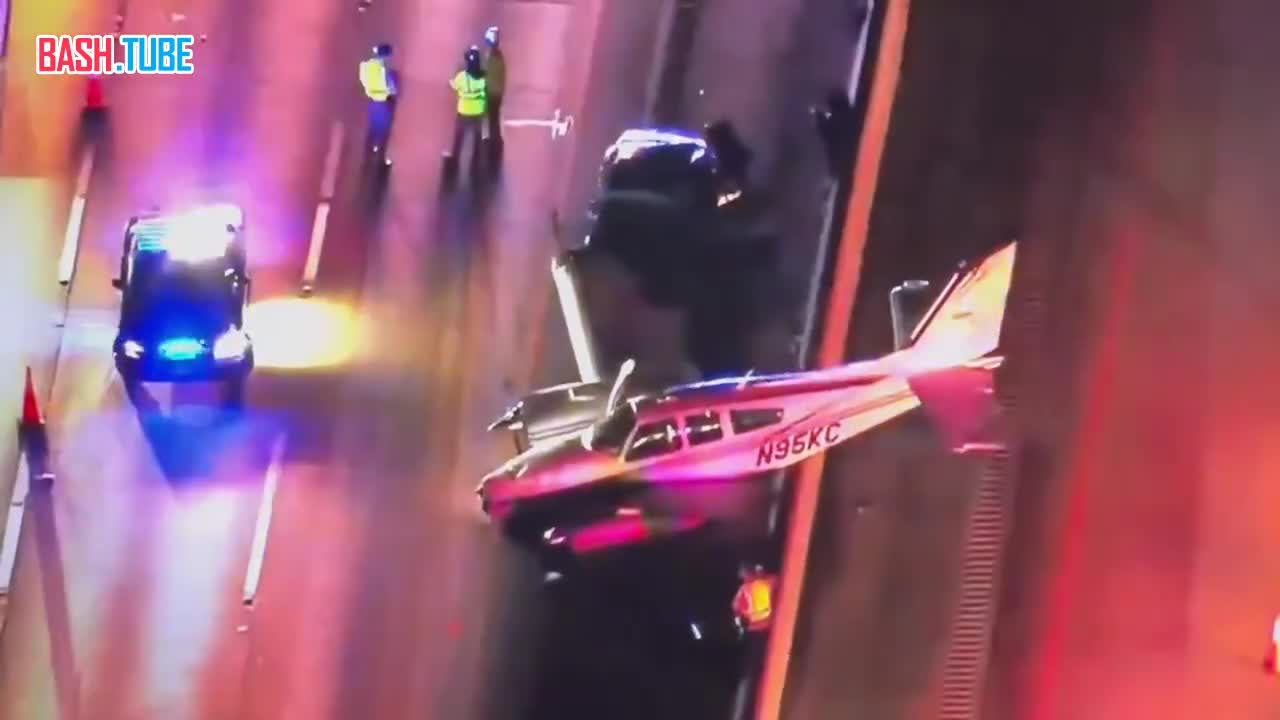  Самолет столкнулся с автомобилем, за рулем которого была женщина