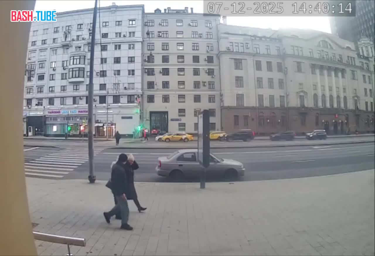  В Москве полицейский автомобиль насмерть сбил велокурьера