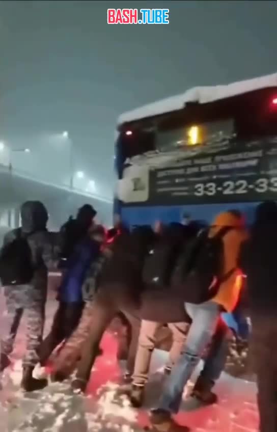  Камчатку заметает снегом: автобусы застревают, машины вязнут в сугробах, людям приходится идти на работу пешком