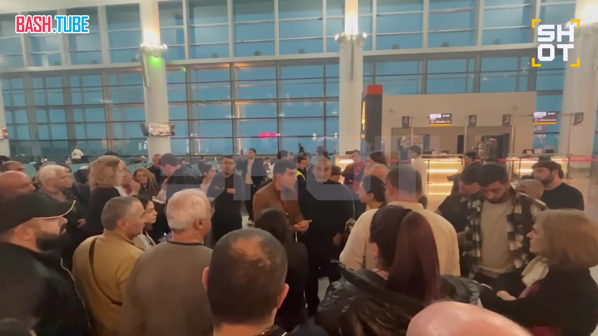  Более 150 россиян застряли в Ереване из-за 16-часовой задержки рейса на фоне непогоды